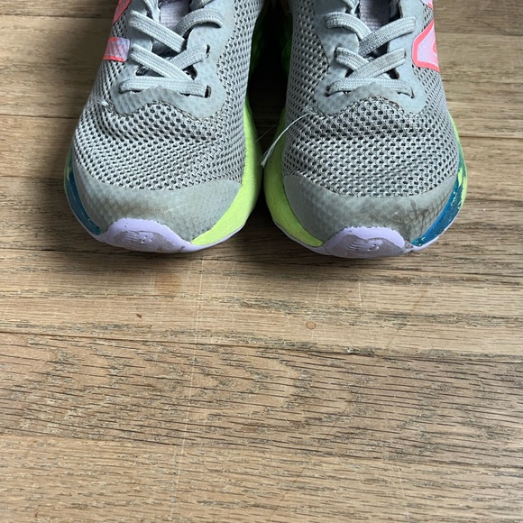 New Balance girls running shoes 11 - Picture 3 of 4